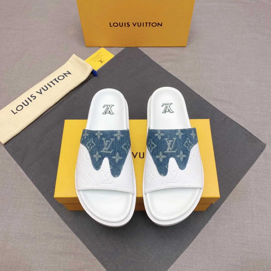 P300 🔍Top purchasing agent LV men's spring and summer slippers counter synchronization. The uppers are made of cowhide fabric imported from Italy, with logo graphics and high-quality craftsmanship. The soles are: original soles specially provided by the original factory. Exclusive molded soles are super comfortable. Original factory follow-up orders. 🔍🔍High quality. You can enter and leave the counter at will. Welcome to compare. Code number 38-45 No. 058